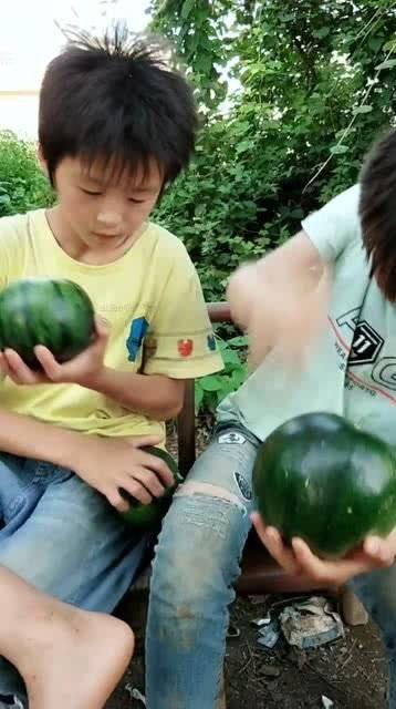 网红吃瓜精神小伙,揭秘“精神小伙”背后的故事